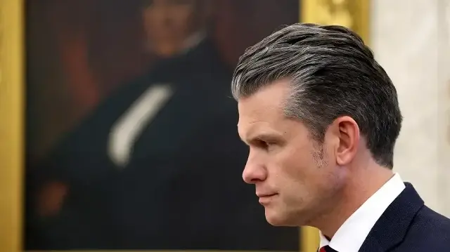 Le secrétaire américain à la Guerre, Pete Hegseth, observe la rencontre bilatérale entre le président américain Donald Trump et le prince héritier et Premier ministre Mohammed ben Salmane d'Arabie saoudite dans le Bureau ovale de la Maison Blanche, le 18 novembre 2025 à Washington, DC.