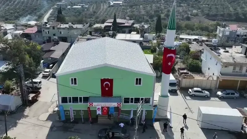 Depremin yıktığı kentte inşası tamamlanan 108’inci cami ibadete açıldı