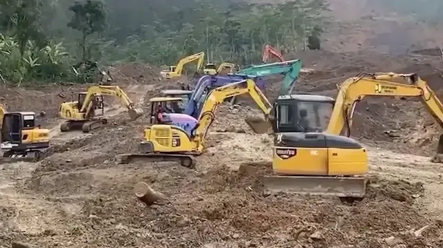 Endonezya'daki toprak kaymalarında bilanço ağırlaşıyor: Ölü sayısı 31'e kayıp sayısı 20'ye yükseldi