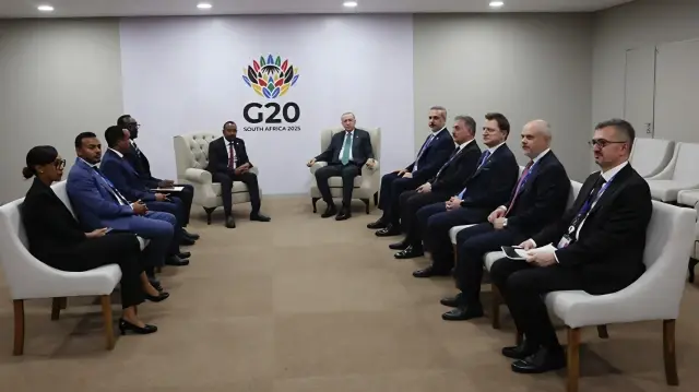 جوهانسبورغ.. الرئيس أردوغان يلتقي رئيس وزراء إثيوبيا آبي أحمد