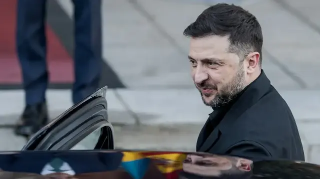 Le Premier ministre espagnol Pedro Sanchez reçoit le président ukrainien Volodymyr Zelensky au Palacio de la Moncloa lors de sa visite officielle en Espagne le 18 novembre 2025.