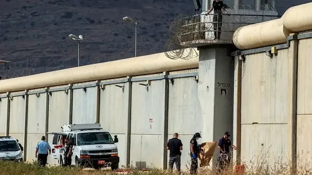 إعلام الأسرى: تدهور صحة أحمد سعدات بسجون الاحتلال جراء اعتداءات متكررة