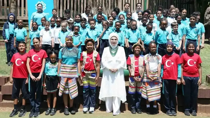 "Geri Dönüşüm ve Çevre" temalı sergiyi gezen Emine Erdoğan, buradaki çalışmalar hakkında öğrenci ve öğretmenlerden bilgi aldı.