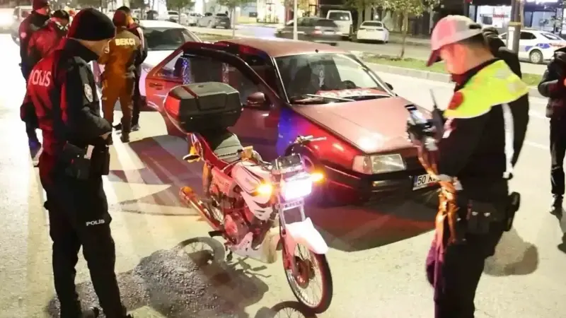 Ceza işlemlerinin ardından motosiklete yol verilirken, trafik ekipleri şehir genelinde hiçbir kuralsızlığa geçit vermiyor.