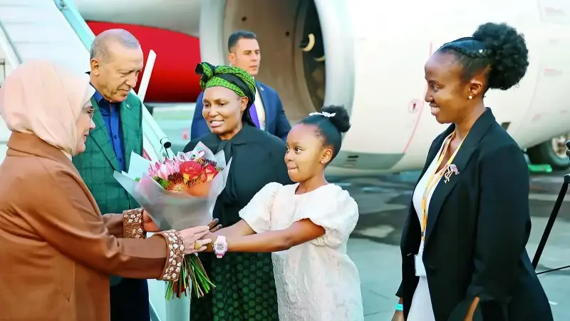 Cumhurbaşkanı Erdoğan ve eşi Emine Erdoğan, Johannesburg’a inişlerinde Güney Afrikalı çocuklar tarafından çiçeklerle karşılandı.
