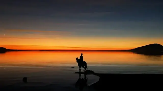 Van Gölü'nün günbatımı güzelliği atlı silüetle taçlandı