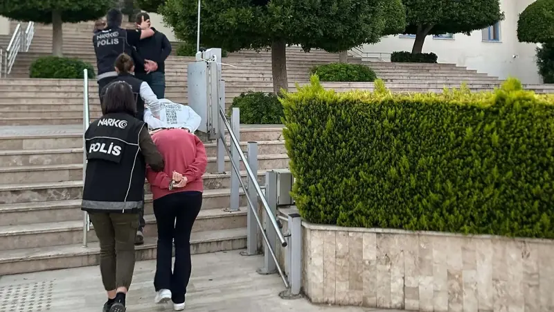 Şüphelilerin otel odası ve otomobilinde yapılan aramada 13 gram metamfetamin, 14 gram kokain, 3,4 gram esrar, 72 sentetik ecza hapı, 2 hassas terazi, suçtan elde edildiği değerlendirilen para ele geçirildi.