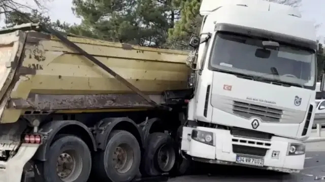 Arnavutköy'de iki kamyon çarpıştı