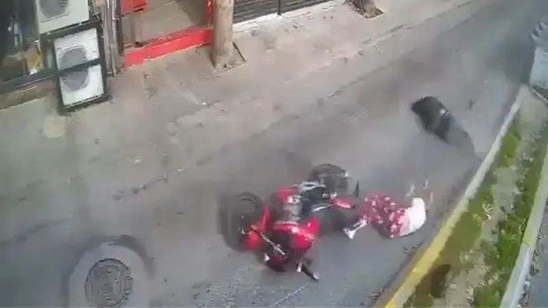 Sürücüsünün hakimiyetini kaybettiği motosiklet yere düşerek savruldu. Motosikletteki iki kişi yaralanırken, kaza güvenlik kamerasına yansıdı. 
