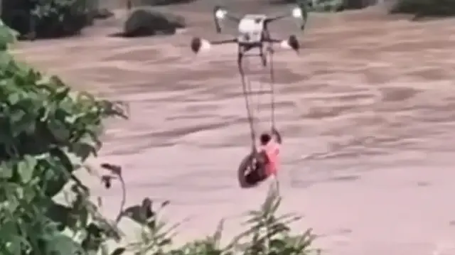 Vietnam'daki şiddetli sel yüzünden nehirde mahsur kalan adam dronla kurtarıldı