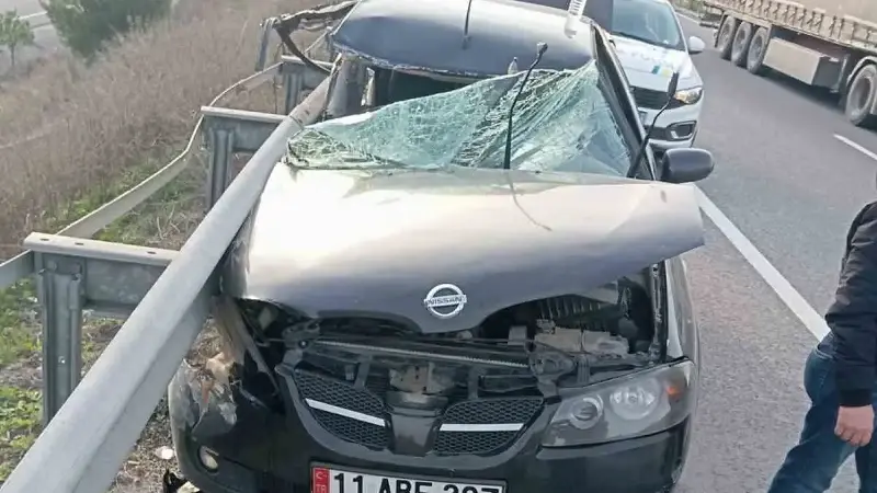 Bilecik’te kontrolden çıkan otomobil bariyerlere çarptı: 1 yaralı