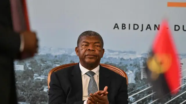 Le président angolais Joao Lourenço participe à une conférence de presse conjointe avec le président ivoirien Alassane Ouattara après leur rencontre au palais présidentiel d'Abidjan, le 27 juin 2024. 