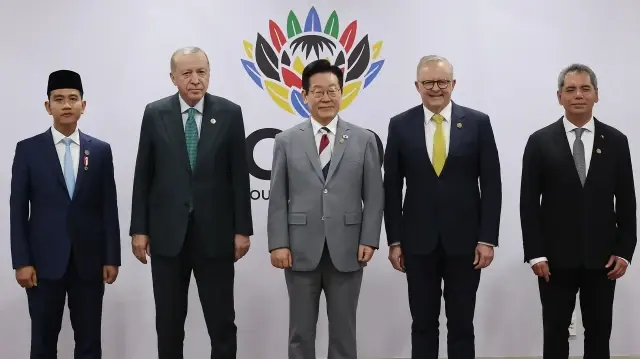 الرئيس أردوغان يشارك في التقاط الصورة الجماعية لقادة مجموعة العشرين