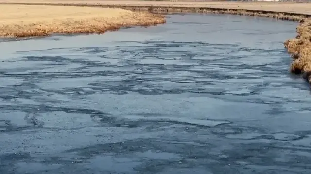 Ardahan'da Kura Nehri'nin yüzeyi buz tutmaya başladı