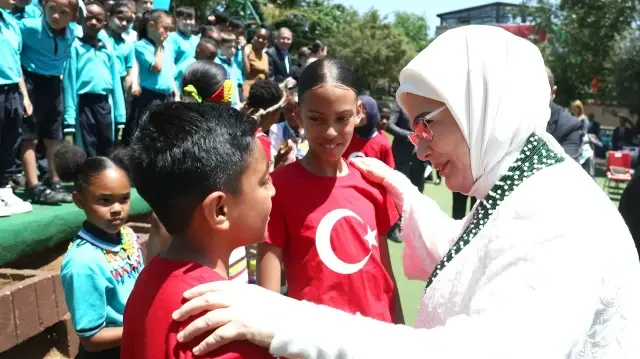 Emine Erdoğan'dan Güney Afrika'daki Uluslararası Maarif Okulu'nu ziyaret etti