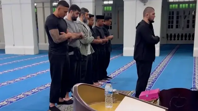 UFC efsanesi bu kez arenada değil camide: Habib Nurmagomedov namaz kıldırdı