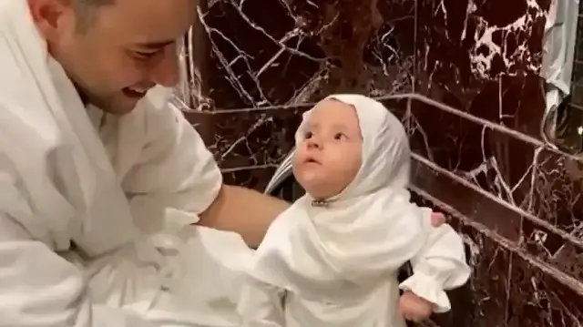 Mescid-i Haram’da yürek ısıtan anlar: Bir baba minik kızına zemzemle abdest aldırdı 