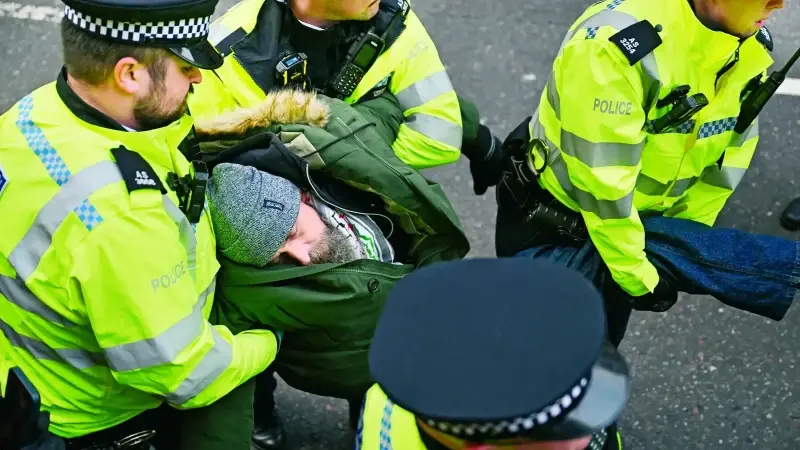 Filistin destekçisi aktivistler, İngiltere polisinin sert müdahalesiyle karşılaştı.