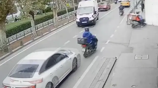 Üsküdar’da ambulansa yol veren motosiklete otomobilin çarpması kamerada