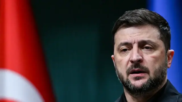 Le président ukrainien Volodymyr Zelensky participe à une conférence de presse conjointe avec le président turc à l'issue de leur rencontre au complexe présidentiel d'Ankara, le 19 novembre 2025.
