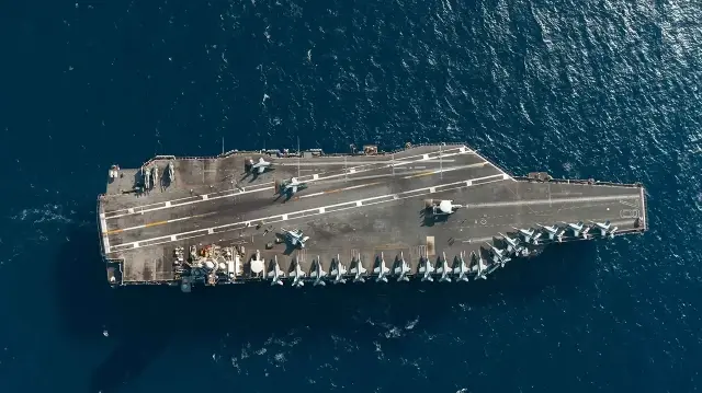 HMS Prince of Wales с 26 американскими истребителями F-35