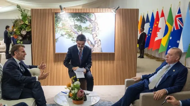 Le président turc Recep Tayyip Erdogan rencontre le président français Emmanuel Macron lors du sommet des dirigeants du G20 à Johannesburg, en Afrique du Sud, le 23 novembre 2025.