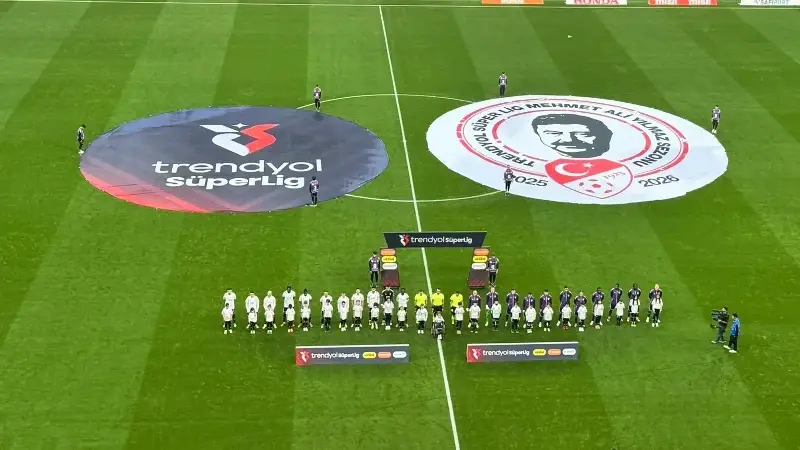 Beşiktaş - Samsunspor maçı martı nedeniyle geç başladı.