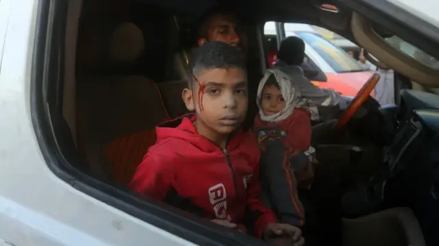  Des Palestiniens blessés, dont des enfants, sont transportés à l'hôpital Al Aqsa Martyrs après une opération de sauvetage menée dans les décombres d'un bâtiment, suite aux attaques lancées par l'armée israélienne contre plusieurs zones de la bande de Gaza malgré le cessez-le-feu. 