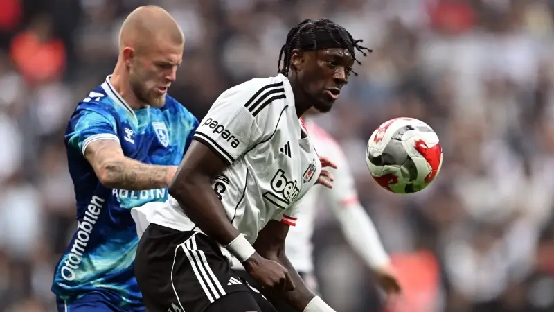 Trendyol Süper Lig’in 13. haftasında, Beşiktaş ile Samsunspor takımları Tüpraş Stadı’nda karşılaştı. Bir pozisyonda Beşiktaş oyuncusu Tammy Abraham (sağda) ile Samsunspor oyuncusu Rick Van Drongelen (solda) mücadele etti.

