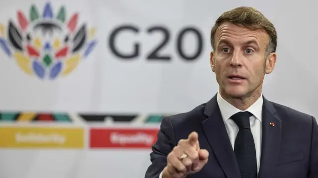 Le président français Emmanuel Macron s'exprime lors d'une conférence de presse au sommet des dirigeants du G20 au Nasrec Expo Centre de Johannesburg, le 22 novembre 2025. 