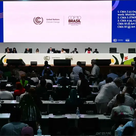 La COP30 rejette l’abandon des énergies fossiles, suscitant des protestations de plusieurs pays