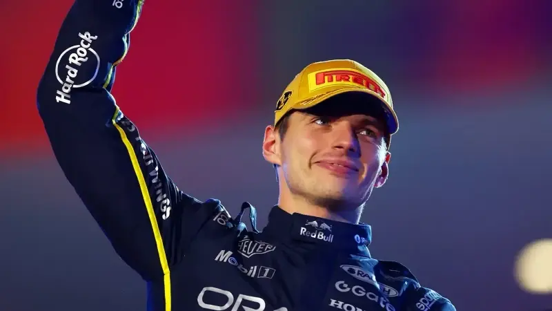 Max Verstappen birincilik kupasını aldı. 