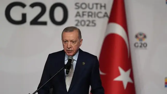 Le président turc Recep Tayyip Erdogan prononce un discours lors d'une conférence de presse après le sommet des dirigeants du G20 à Johannesburg, en Afrique du Sud, le 23 novembre 2025.