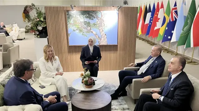 Le président turc Recep Tayyip Erdogan (2e à droite) rencontre la Première ministre italienne Giorgia Meloni (2e à gauche) lors du sommet des dirigeants du G20 à Johannesburg, en Afrique du Sud, le 23 novembre 2025.