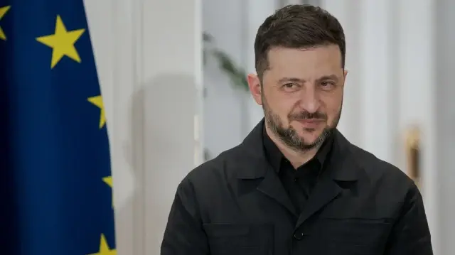 Le Premier ministre espagnol Pedro Sanchez reçoit le président ukrainien Volodymyr Zelensky au Palacio de la Moncloa lors de sa visite officielle en Espagne le 18 novembre 2025.