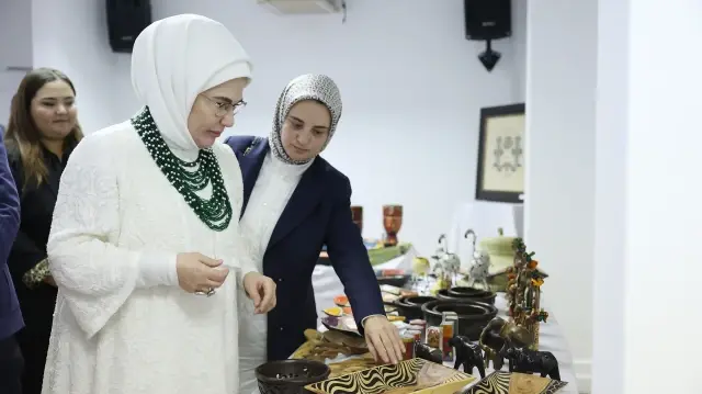 جوهانسبورغ.. أمينة أردوغان تزور معهد "يونس أمره" الثقافي التركي