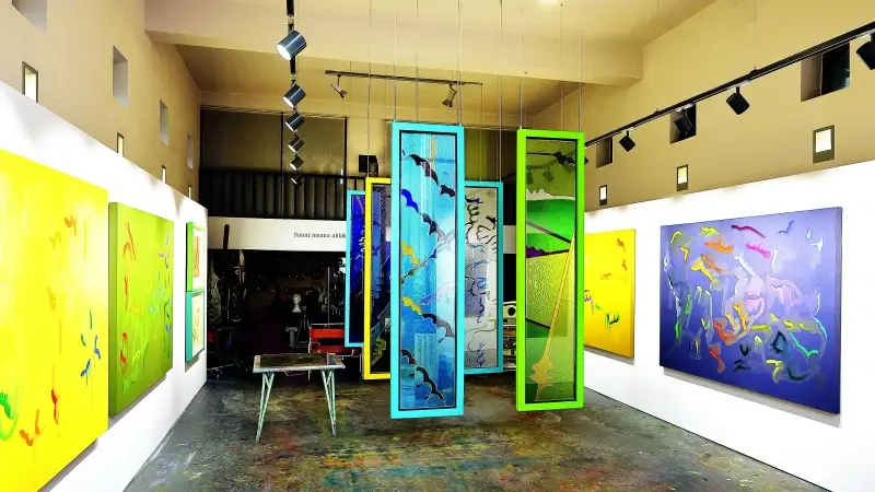 <h2>Anıt Atölye’de anlamlı retrospektif</h2><p>Usta sanatçı Mustafa Ata’nın 60 yıllık sanat yolculuğuna saygı duruşu niteliğindeki “Askıda / Suspended” isimli sergi, sanatçının resim ve kâğıt işlerinden ilk kez görülecek vitray çalışmalarına uzanan üretim serüvenini ortaya koyuyor. Ata’nın eşi ve meslektaşı Gönül Karakan Ata ile beraber yaşayıp ürettiği, Şile Meşrutiyet Mahallesi’ndeki Anıt Atölye’de devam eden anlamlı koleksiyon sergisinde, ressamın 60 yıla ulaşan kariyerinin tanığı sanat kütüphanesi, atölyesini biçimlendiren tuvalleri, nice palet, fırça ve türlü malzemesi izleyicilere sunuluyor.</p>