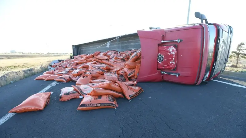 Tırın kaldırılması için çalışma başlatıldı.