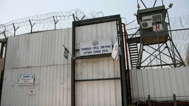 هيئة فلسطينية: ظروف اعتقال قاسية يواجهها أسرى "عوفر" الإسرائيلي