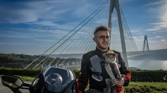 بخوذتها وثيابها.. قطة ترافق صاحبها التركي على دراجته النارية