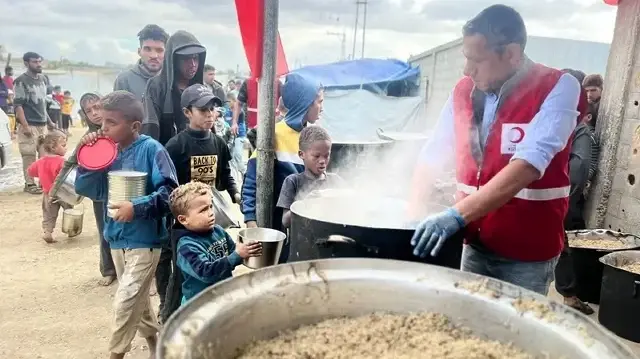 الهلال الأحمر التركي يوزع 35 ألف وجبة طعام في غزة يوميا