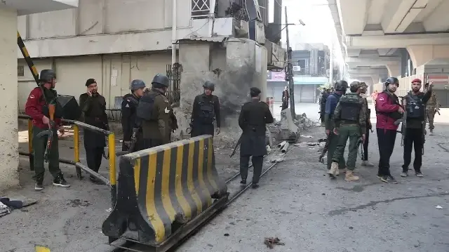 Штаб-квартира полиции в пакистанском Пешаваре подверглась нападению.
