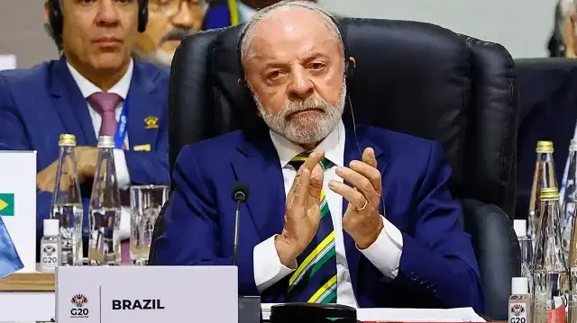 Le président brésilien Luiz Inacio Lula da Silva assiste à une séance plénière du sommet des dirigeants du G20 au Nasrec Expo Centre de Johannesburg, le 22 novembre 2025.