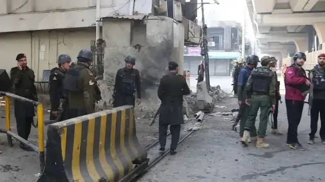 رپورٹ کے مطابق باقی دو حملہ آور اندر داخل ہونے کی کوشش کر رہے تھے۔