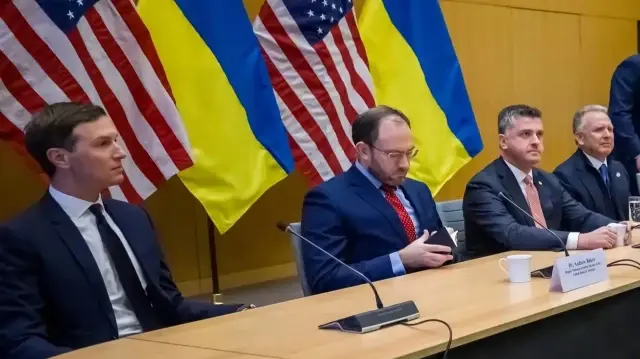 Зять президента США Дональда Трампа Джаред Кушнер (слева) сидит рядом с делегацией США лицом к украинской делегации во время обсуждения плана США по прекращению войны в Украине.
