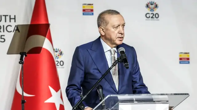 Le président turc Recep Tayyip Erdogan s'exprime lors d'une conférence de presse à l'issue du sommet des dirigeants du G20 au Nasrec Expo Centre de Johannesburg, le 23 novembre 2025.