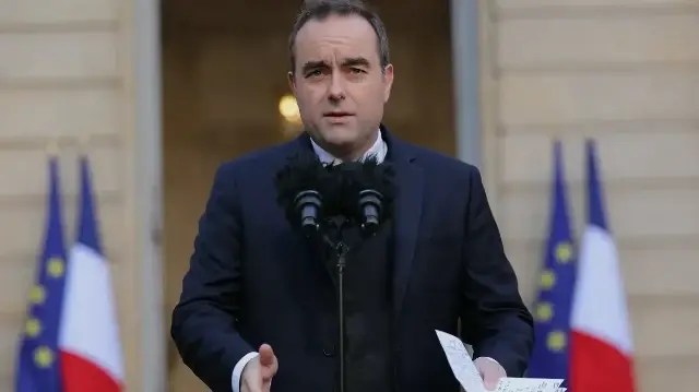 Le Premier ministre français Sébastien Lecornu fait une déclaration à l'Hôtel Matignon, à Paris, le 24 novembre 2025, après avoir présidé une réunion avec les membres du gouvernement.