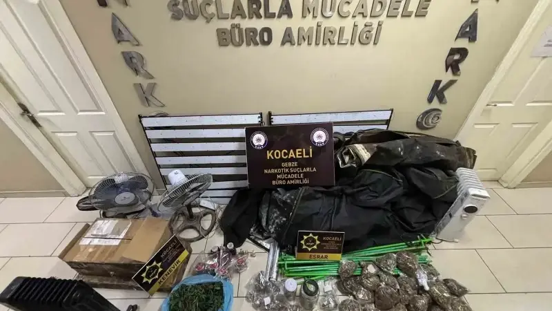 Operasyonlarda 2 kilo 602 gram esrar, 1 kilo 953 gram sentetik kannabinoid, 80 gram metamfetamin, 59 gram skank, 26 gram eroin, 23 gram kokain, 321 adet sentetik ecza, 213 adet captagon, 45 kök kenevir bitkisi, 9 adet hassas terazi, 2 tabanca, 11 fişek ve 123 bin 765 TL ele geçirildi.