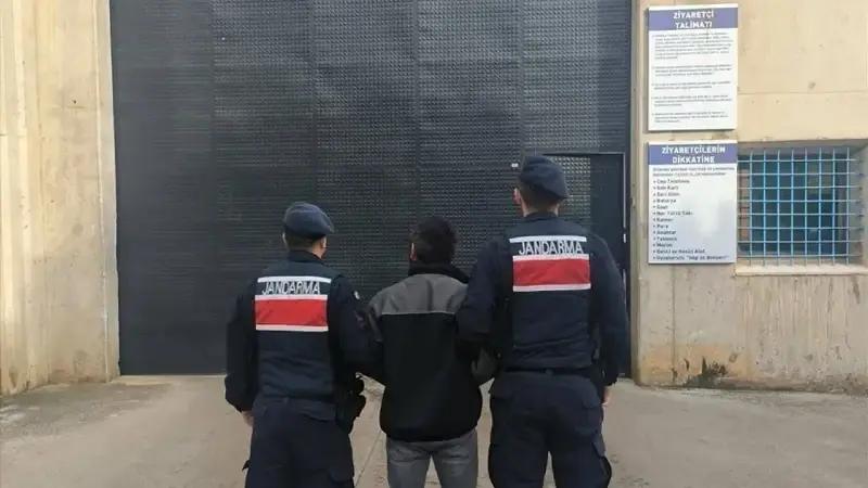 Samsun'da 10 yıl 5 ay hapis cezası bulunan firari hükümlü yatağın altında yakalandı