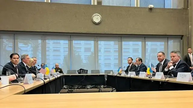 Специальный посланник США Стив Уиткофф, государственный секретарь США Марко Рубио, министр сухопутных войск США Дэниел Дрисколл и другие члены американской делегации, а также глава Офиса Президента Украины Андрей Ермак и другие члены украинской делегации присутствуют за закрытыми дверями на переговорах о прекращении войны в Украине, в представительстве США в Женеве, Швейцария, 23 ноября 2025 года.
